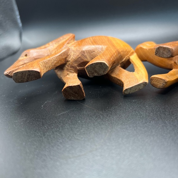 Vintage hand carved wooden elephant and hippo - Picture 5 of 10